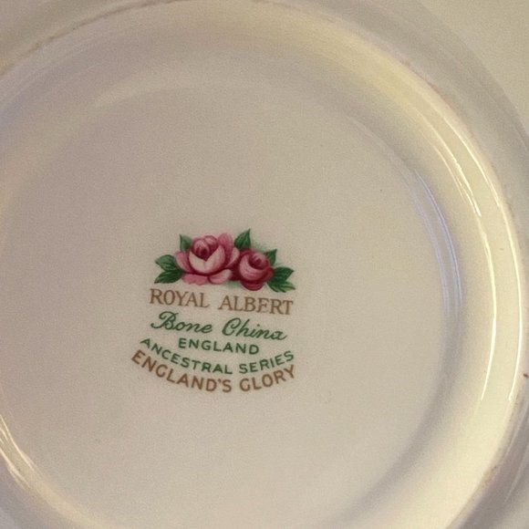 Royal Albert Teacup and Saucer - Picture 4 of 7